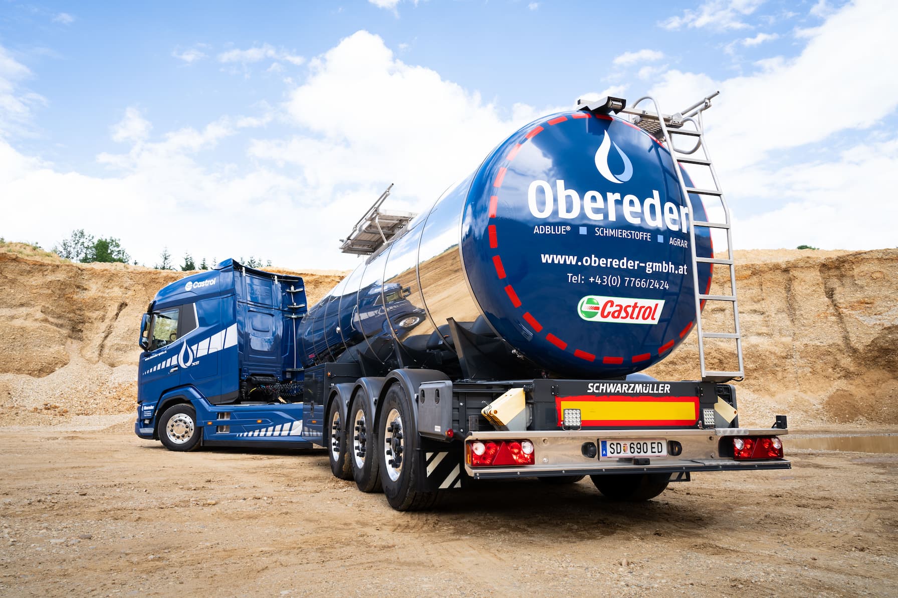 Nutzfahrzeug in Schottergrube